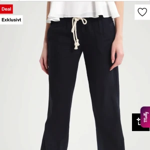 Svarta Roxy linnebyxor  - Säljer mina svarta Roxy linnebyxor pågrund av att jag inte använder dem längre!!