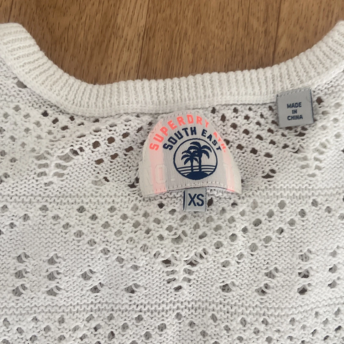 Vit stickad topp från Superdry XS