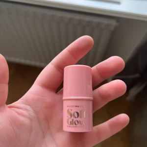 Soft Glow highlighter stick - Highlighter i smidig stickform från Makeup Mekka. Innehåller 4,5 g.