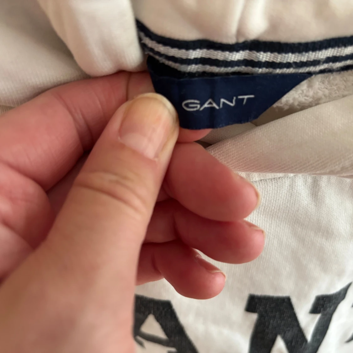 Vit hoodie från GANT med tryck - 1