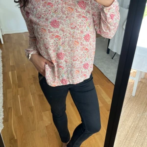 Blommig blus från Morris Lady - Väldigt fin blus från Morris Lady med blommigt mönster i  material som känns luftigt och fräscht. Väldigt fint skick finner inget att anmärka på, storlek 40.  Djur/rökfritt hem.