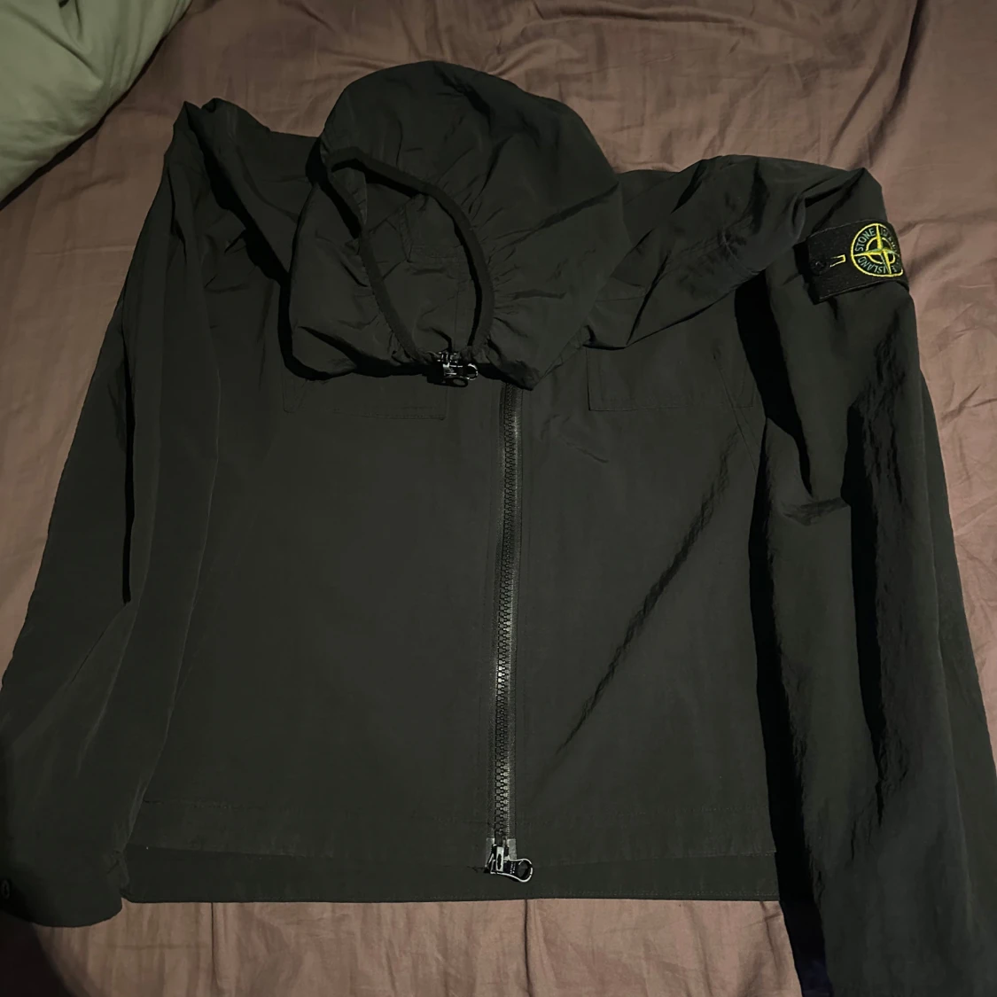 Svart vindjacka från Stone Island med luva