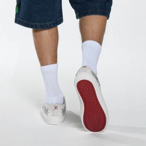 Ed Hardy Skater Low Dragons - White - Helt nya skor i sin kartong som tyvärr var en storlek för små för min kille, och det gick inte att skicka tillbaka dem. Kostade 1250kr ordinarie.