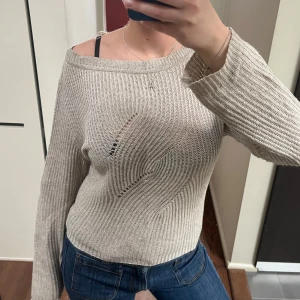 Beige stickad tröja  - Säljer beige stickad tröja. Asskön. Några lösa trådar. Se bild. Tröja snygg för en clean girl look