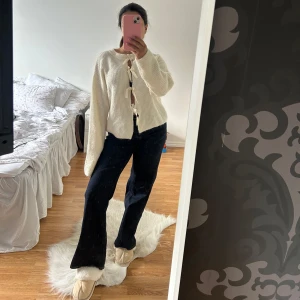 Cremevit stickad kofta med rosettknäppning - Kofta med rosetter från Gina Young. Använd 1 gång 💕 säljer samma i blå