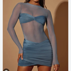 Blå meshklänning från Oh Polly - Supersnygg blå meshklänning från Oh Polly. Klänningen är tight, kort och har twistad detalj vid bysten. Perfekt för dig som vill sticka ut med en trendig look.