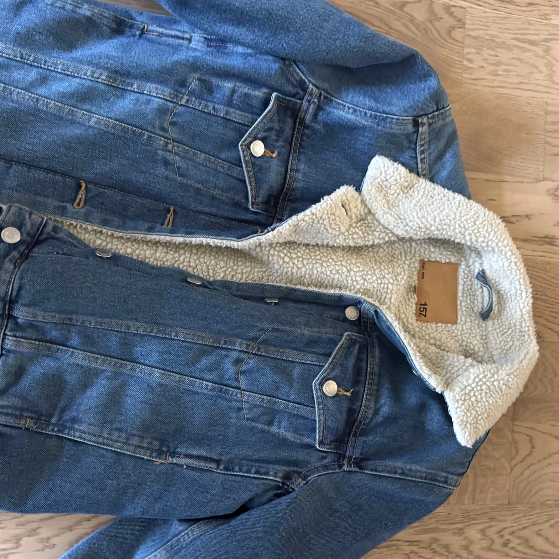 Blå jeansjacka med teddyfoder från 157