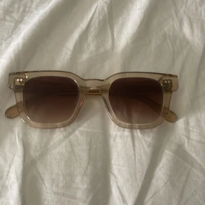 Beige CHIMI solglasögon Ecru - Snygga solglasögon från CHIMI i modellen Ecru. Dem är i väldigt bra skick och har knappt använts, har tyvärr inge kvitto eller box.