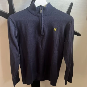 Lyle & Scott tröja  - Säljer en Lyle&Scott tröja half zip pågrund av för liten den är använd ett fåtal gånger. Storleken passar XS, skriv om ni har några frågor!!😁