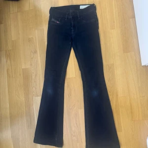 Diesel Lågmidjade jeans - Snygga svarta jeans från Diesel, modell Livier-Flare med låg midja och bootcut. Jeansen har stretchigt material för extra komfort och klassiska bakfickor. Perfekta för dig som gillar en smal passform upptill och utsvängda ben.