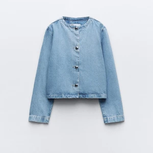 Jeansjacka Zara - Säljer en stilren ljusblå jeansjacka från Zara i storlek XS. Jackan är ganska rak och tajt i passformen samt kroppad. Den har även silvriga knappar. Fråga för bilde på. Använd en gång. 