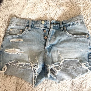 Ljusblåa slitna jeansshorts - Så snygga o coola jeansshorts som knappt använts!!😍😍