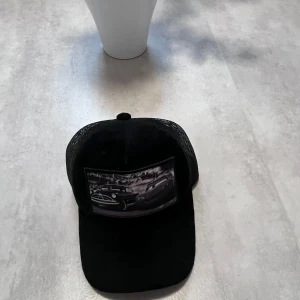 Velvet keps från wristwear (Cars) - 🧢 Svart keps från Wrist Wear Snygg keps med mesh på sidorna och böjd skärm. Stort tryck framtill med motiv från filmen Cars! (mqueen och dock på bilden) ✅ Justerbar baksida ✅ Mycket bra skick ✅ Streetstyle med attityd  💸 Pris: 149 kr 📩 Skicka DM vid intresse eller frågor!
