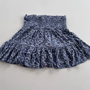 Blommig volangkjol i blått - Man får 2 fina volang kjolar för 50kr. Passar perfekt nu på sommaren.