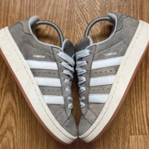 Adidas Campus grå mocka sneakers - Säljer mina adidas campus, behöver tvättas därför så säljer jag de billigare än vanligt.