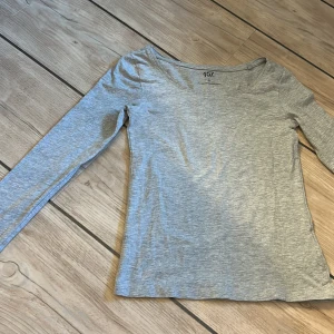 Grå långärmad topp från lager 157, XS - En basic grå långärmad topp från lager 157 i storlek XS. Tillverkad i mjuk bomullsblandning med lite uringad hals. Bra skick!