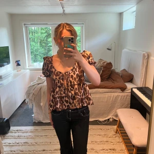 Leopardmönstrad blus med puffärm - Supersöt blus med leopardmönster och puffiga korta ärmar. Jättefin både till vardags och till fest!