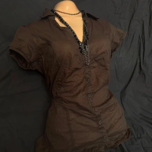 Fin brun blus - Jättesöt blus i tunnt brunt tyg, tyvärr för liten
