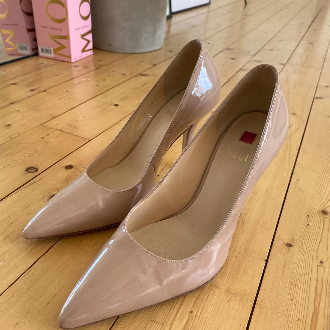Beige lackpumps från Högl - 1