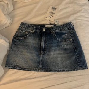 Jeans kjol  - !INTRESSEKOLL!                                                   Säljer denna super fina korta jeans kjolen som har inbyggda shorts, dessvärre va den lite stor på mig! Helt ny och aldrig använd endast testade 