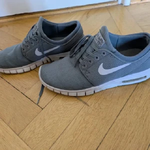 Sneakers/skor från Nike Stefan Janoski - Snygga gråblåa sneakers från Nike Stefan Janoski.I använt skick, men ändå hela och fina i sin helhet. Har lite fläckar på sig, men med rengöring kan du nog få dem som nya. 