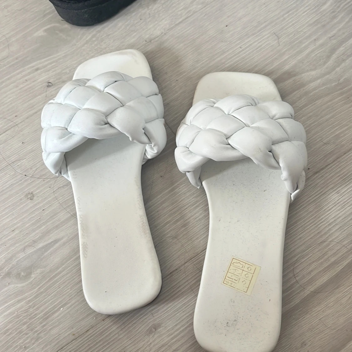 Vita flätade sandaler i storlek 36