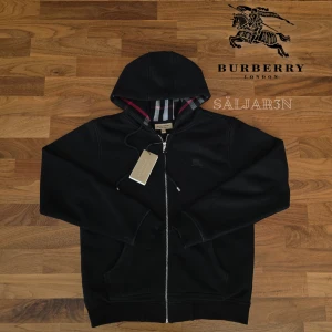 Burberry Hoodie - Letar du efter den perfekta stilrena hoodien? Denna nya Burberry-hoodie kombinerar tidlös elegans med hög komfort. Svart design med ikoniskt rutmönstrat foder och diskret logga på bröstet. Mjuk, slitstark och utrustad med dragkedja och huva. Passar som M. Helt ny med taggar📌. Perfekt för både vardag och avslappnade tillfällen.📦 😋Skickas samma dag!📦 #burberry #burberryhoodie #burberryzip
