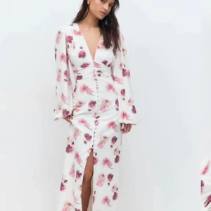 Blommig klänning - Intressekoll!! Blommig klänning från ginatricot i nyskick, strl 36💗 säljer endast för bra pris!