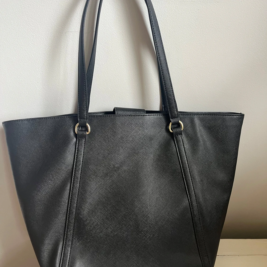 Svart axelväska från Tommy Hilfiger - 1