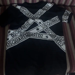 Svart DSQUARED2 t-shirt med tryck - Helt ny dsquared t shirt 