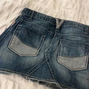 snygg jeans kjol - säljer en snygg jeans kjol som inte kommer till användning. den är från usa så fattar inte storleken. men på mig är den lite liten så jag får chansa. men kan skicka mått till er som vill ha!! ❤️