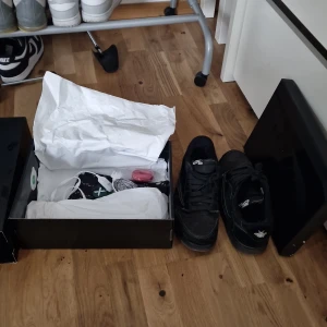 Nike Air Jordan 1 Low OG x Travis Scott - Säljer ett par Nike Air Jordan 1 Low OG x Travis Scott i svart mocka och skinn med vita kontrastsömmar och ikonisk omvänd swoosh.          Dem har änvänt ett par gånger varje månad i sista 1.5 år. inga skador 