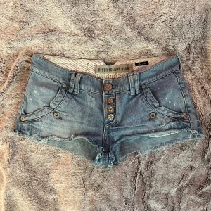 Lågmidjade shorts  - Superfina lågmidjade shorts i toppen skick i storlek 34 (XS) 💛Midjemått rakt över: 38 cm 🫶