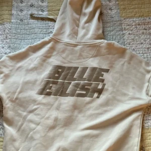 Billie Eilish Set! hoodie & byxor - Säljer ett BILLIE EILISH set. Köpt begagnat på plick 2022. Hoodie XS. Byxor S.  (Jag tycker att hoodien är S.)(Blohsh logga tryck) på framsidan hoodie, 'BILLIE EILISH' tryck på backsidan hoodie. 'BILLIE EILISH' tryck på byxornas längd. Texts på snörena.. Hoodien&Tröjan är från H&M. Säljer för att jag inte andvänder det längre. 