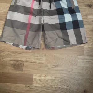Burberry shorts  - Helt nya burberry shorts bra inför sommaren passar för storlek S och M 