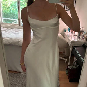 Vit långklänning i satin - Superfin vit långklänning i satin med öppen rygg och slits 🤍endast använd en gång!