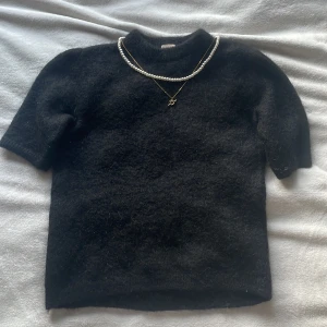 Svart tröja  - Säljer en svart stickad tröja💕den är lite stickig          Fin passar till allt💕storlek S och är från H&M!! Pris kan diskuteras 