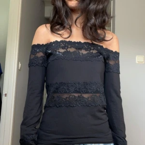Intimissimi Svart offshoulder spetsblus topp  - Aldrig använd, super fint skick inga defekter! Säljer pga har redan en