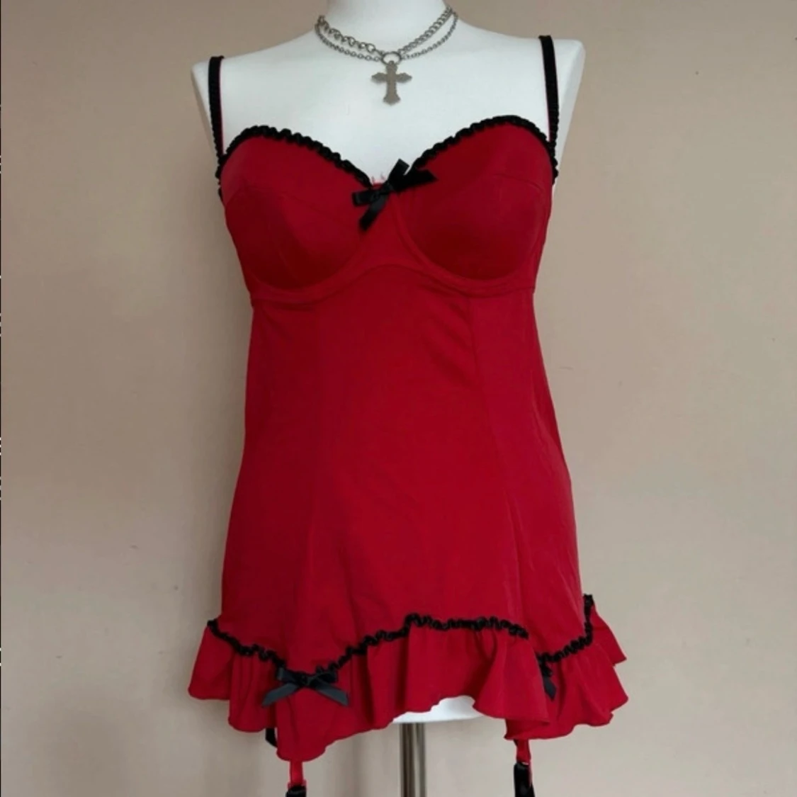 Röd korsettopp med svarta rosetter