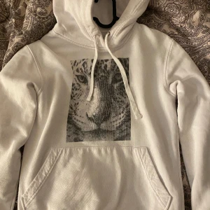 Hoodie - En hoodie från the cool elephant🩵🐘 köpt från plick men aldrig kommit till användning, bra skick och inga fläckar osv!🤍 originalpriset ligger på ca 600kr