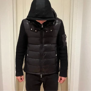 Svart cardigan från Moncler - Svart cardigan från Moncler lite använde har några små hål som man inte märker av annars e den bra som ny, pris kan diskuteras tar även byten 