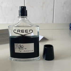 Creed Aventus 100ml Eau de Parfum - Tja! Säljer en creed aventus parfym, köptes för ett tag sen, säljer på grund av att jag behöver pengar. Tar även byten, det finns cirka 95-98ml kvar i flaskan. Nypris ligger på cirka 3640kr, skriv för mer info 😊🤩