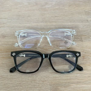 Chrome hearts glasögon  - Säljer dessa ritkgit snygga chrome hearts glasögon i svart och genomskinligt, har en annan annons uppe med box och sånt med men denna är bara för glasögon, bara höra av sig vid funderingar