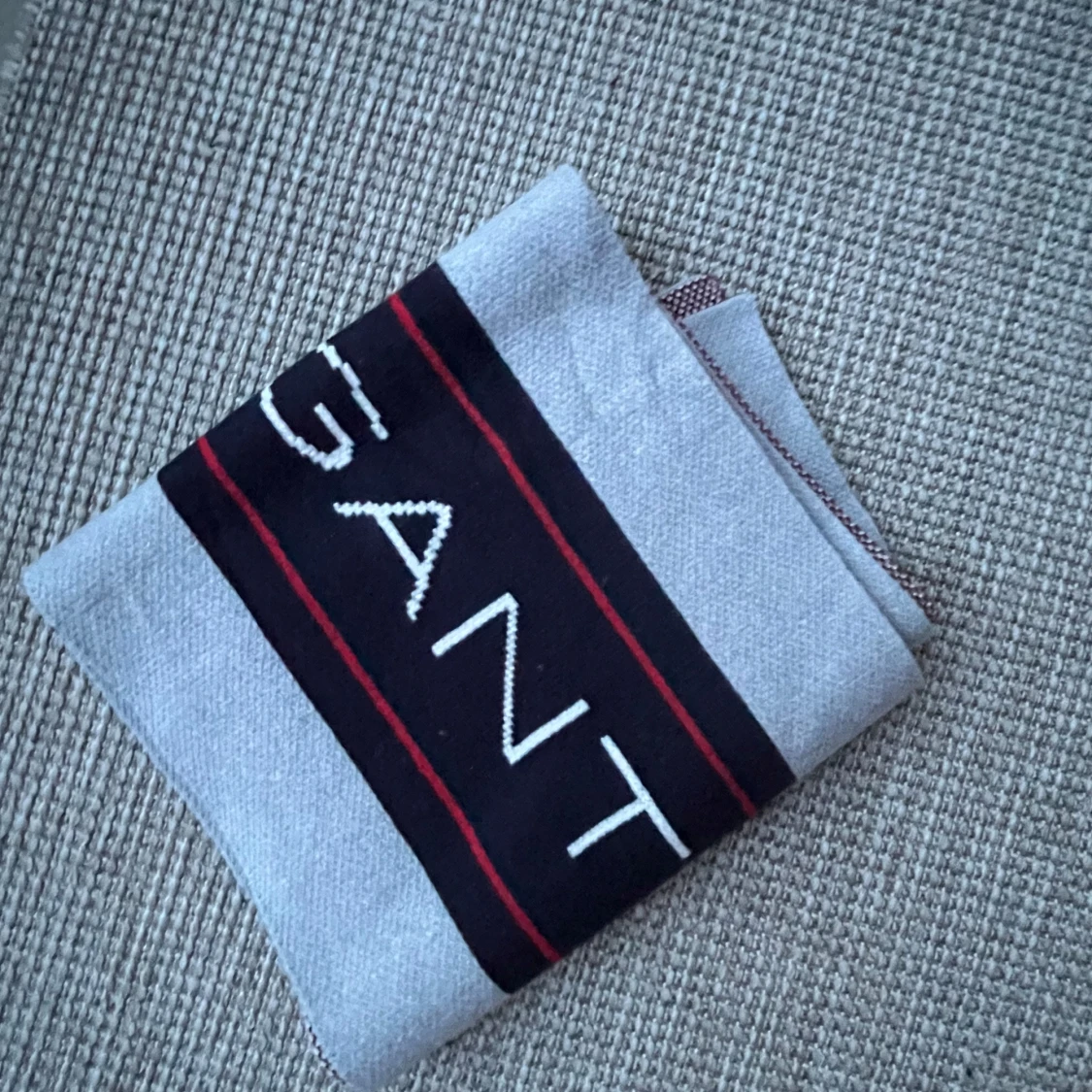 Stickad halsduk från GANT i grått och rött - 2