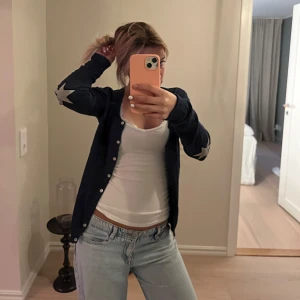 Mörkblå kofta med stjärndetaljer - Snygg mörkblå kofta med silverfärgade stjärnor på ärmarna och knappar framtill. Nypris runt 600 kr, skriv om ni har frågor💞