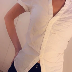 Vit kortärmad skjorta - Vit kortärmad skjorta men ”puffiga” ärmar. Stl 40, passar även 36-38. 