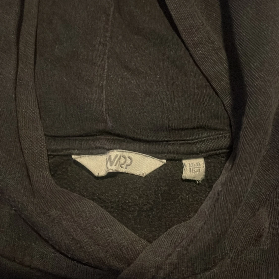 Svart hoodie från warp - 2