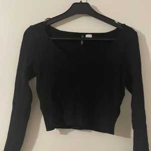 Svart ribbad croppad topp - Snygg svart croppad topp från h&m. Använt ett par gånger.