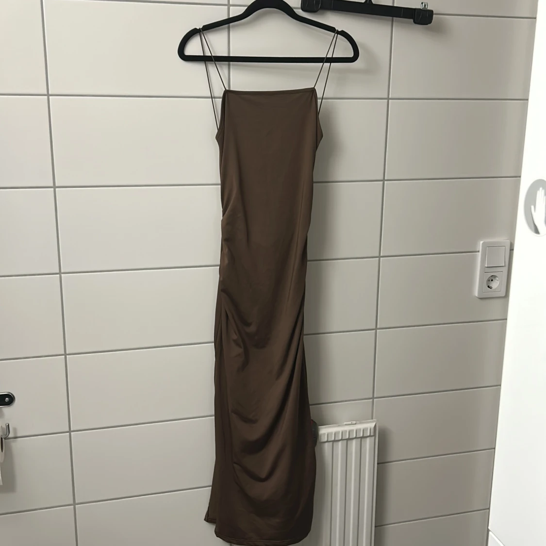 Brun långklänning med knutdetalj och slits