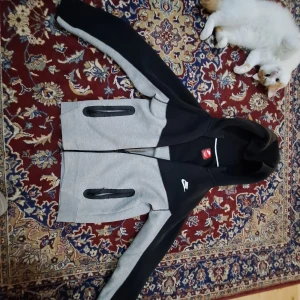 Nike tech fleece - A nice and comfortabke fleece that keeps the heat from insideout, also it`s a really drippy to hang out with and to be seen with. Selling it off a low price to get some fast money, if want to see more pictures come in dms and we can discuss there
